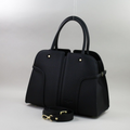 Juoda natūralios odos moteriška rankinė su dviem trumpomis rankenomis ir nusegamu reguliuojamu pečių dirželiu, klasikinio dizaino, vidutinio dydžio, su magnetiniu užsegimu, trijų skyrių vidumi, vidine kišenėle su užtrauktuku ir galine užtrauktuku užsegama kišene, elegantiška ir praktiška rankinė kasdienai, darbui ir miestui