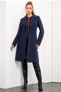 Navy blue wool coat Paris for women – elegant short knee-length coat with double-breasted buttons, wide lapel collar, back vent and decorative back tab. Insulated and lined, stylish and warm. Model is wearing size 34. Tamsiai mėlynas vilnonis paltas Paris – trumpas, klasikinis paltas su dvieile sagų eile ir nugara dekoruota patka.