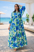 Ilga labai plati boho stiliaus suknelė su mėlynų ir žalių gėlių raštu baltame fone, lengvai krentanti vasarinė viskozės suknelė didesniam dydžiui su V formos iškirpte ir sagutėmis priekyje, laisvomis 3/4 rankovėmis, elegantiška ir patogi maxi suknelė moterims, tinkanti atostogoms, miestui ir vasaros šventėms.
