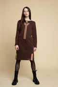 Moteriška šokolado spalvos trikotažinė suknelė su rankų darbo ramunės siuvinėjimu priekyje, ilgomis rankovėmis, kišenėmis ir šoniniais skeltukais. Pagaminta iš minkšto vidutinio storumo trikotažo (95 % medvilnė, 5 % elastanas). Suknelės ilgis 100–105 cm, proporcingai didėjantis pagal dydį. Elegantiška ir patogi suknelė, sukurta Lietuvoje, tinkama kasdienai ir ypatingoms progoms. / Women’s chocolate-colored jersey dress with handmade daisy embroidery on the front, long sleeves, pockets, and side slits. Made 