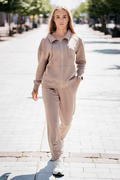 Smėlio spalvos moteriškas trikotažinis kostiumas be gobtuvo, su užtrauktuku ir kišenėmis