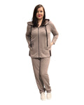 Patogus kapučino spalvos laisvalaikio kostiumas moterims – „Paukštė“ – išskirtiniai drabužiai iš jakas.net
