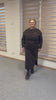 Warm thick-knit two-piece women’s set with a straight skirt (80 cm), long-sleeve sweatshirt (65 cm), handmade flower applique, pockets in both pieces, elastic waist, side slits on the skirt, comfortable fit, sizes 36–52. Šiltas storas trikotažinis kostiumėlis su sijonu ir džemperiu, kišenėmis, gumos įsiuvais, skeltukais ir rankų darbo gėle, dydžiai 36–52.