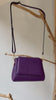 Violetinės spalvos elegantiška moteriška rankinė iš natūralios odos, su ilgu reguliuojamu ir nuimamu dirželiu, atvarto tipo užsegimu ir auksinės spalvos furnitūra. Rankinės nugarinėje pusėje yra išorinė kišenė su užtrauktuku, viduje – trys skyriai, iš kurių vidurinis užsegamas. Ši rankinė prancūziško dizaino, minimalistinio stiliaus, idealiai tinka nešioti tiek ant peties, tiek skersai per kūną – puikus pasirinkimas tiek kasdienai, tiek išeigai.
