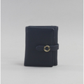EN: Compact navy blue women's wallet made of genuine textured leather, featuring a small tri-fold design, gold-tone clasp strap, card slots, a bill compartment and a zipped coin pocket. Practical everyday wallet that fits even in a small handbag.
LT: Kompaktiška tamsiai mėlyna moteriška natūralios odos piniginė su tri-fold dizainu, kortelių skyriais, popierinių pinigų vieta ir monetų skyreliu su užtrauktuku. Elegantiška, praktiška ir telpanti net į mažą rankinę.