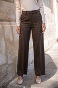 Rudos klasikinės vilnos mišinio kelnės su subtiliomis juostelėmis, aukštu liemeniu ir tiesiu siluetu – elegantiškas derinys kasdienai ir progoms / Brown wool-blend pinstripe trousers with high waist and straight cut – elegant for daily wear and occasion
