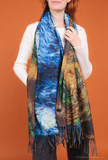 Dvipusis viskozės ir vilnos šalikas su mėlynais ir rusvais meniniais raštais – minkštas, šiltas ir universalus aksesuaras. Vienoje pusėje ryškūs mėlyni potėpiai, kitoje – žemiški rudi tonai. Idealus derinimui prie įvairių aprangų, tinkamas tiek moterims, tiek vyrams. Two-sided viscose and wool scarf with blue and brown artistic prints, soft texture, warm feel and elegant design for everyday or special outfits.