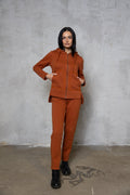 Stilingas ir patogus terecotos oražinės spalvos dviejų dalių laisvalaikio kostiumas – išskirtiniai drabužiai iš jakas.net